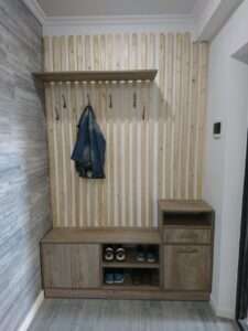 Белая прихожая с мягким сиденьем и зеркалом в Алматы