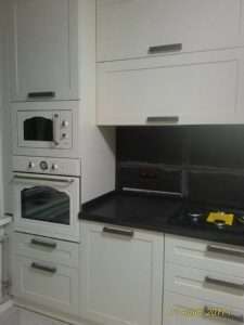 Современная угловая кухня с черной столешницей в Алматы