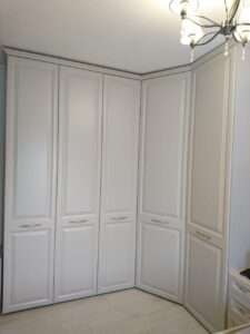 Распашной шкаф для спальни в современном стиле