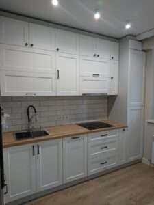 Белая классическая кухня с вытяжкой и встроенной техникой на заказ