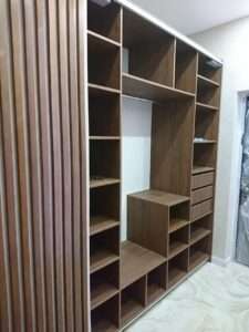 Современная прихожая с рейками и открытыми полками на заказ