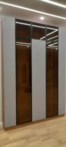 Встроенный шкаф со стеклянными фасадами для гостиной от STORGE