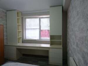 Мебель для двоих детей у окна с рабочей зоной