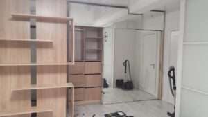 Шкаф-купе в прихожую с зеркальными дверями