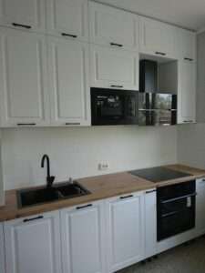 Кухонный гарнитур с антресолями под потолок и встроенной подсветкой