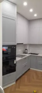 Кухня с антресолями под потолок в ЖК