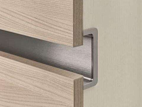 Профиль-ручка Gola для кухонных фасадов